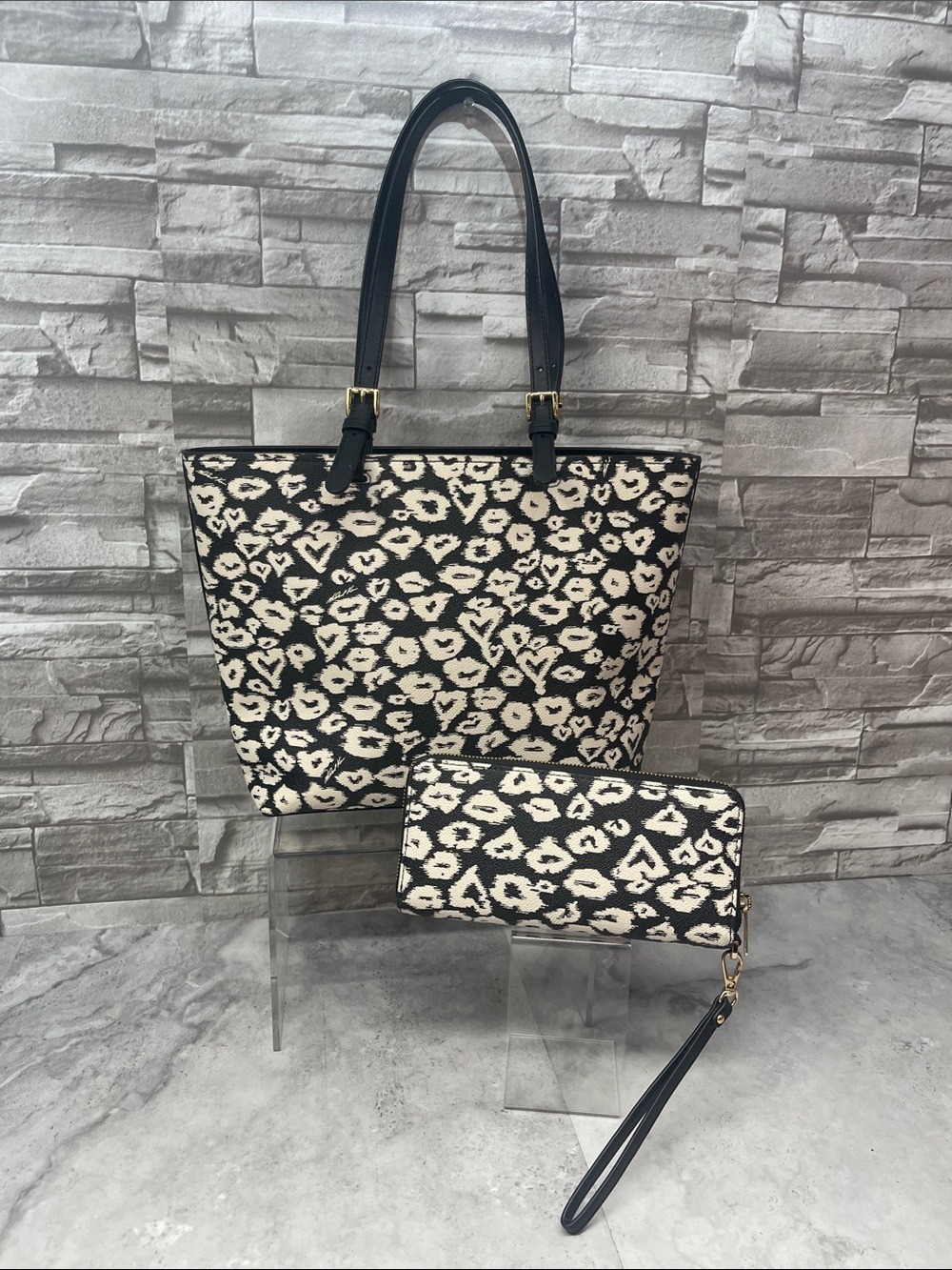 Michael Kors Heart Leopard Print Pocket Tote & Matching Wallet Black White - Picture 2 of 10